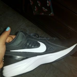 Basketball shoes